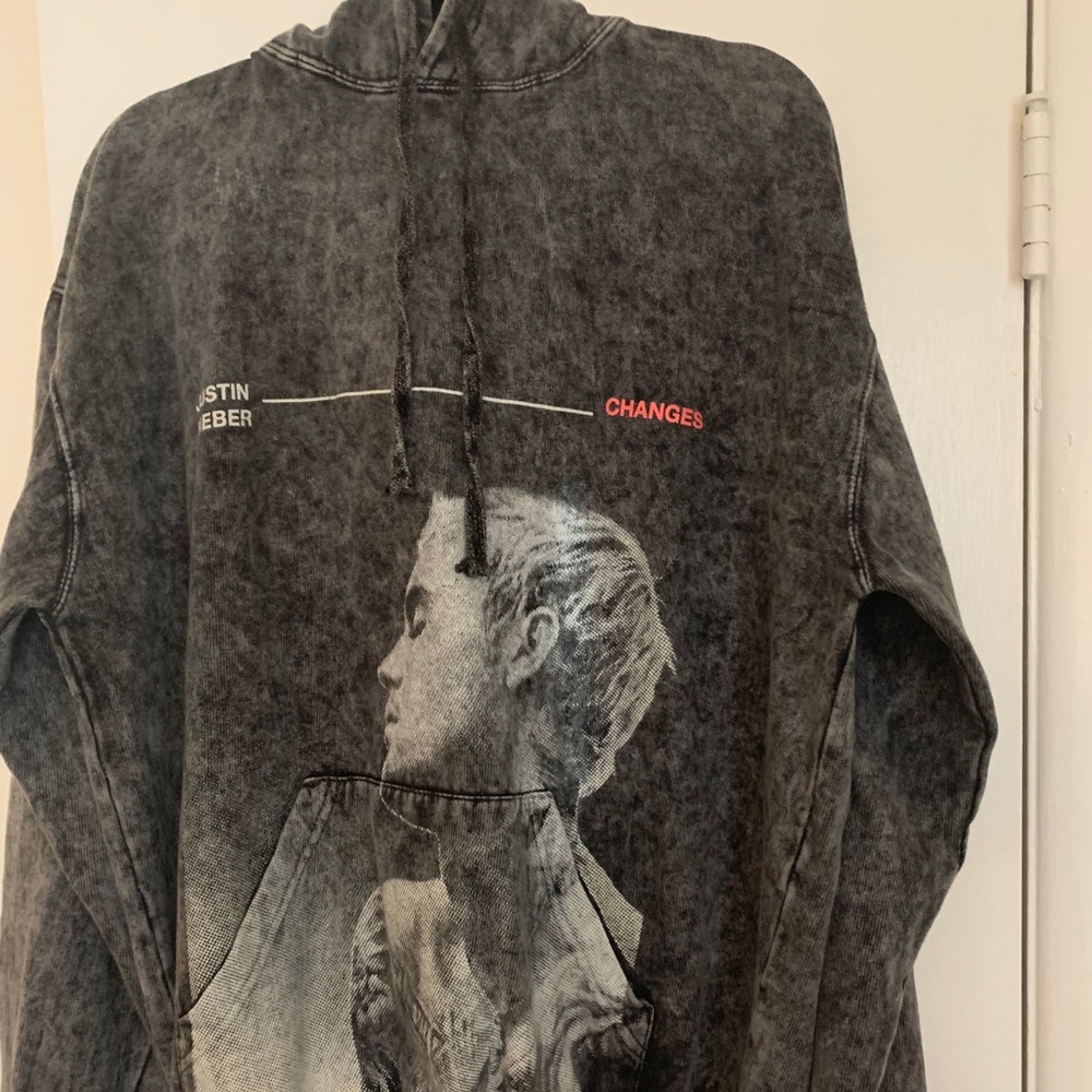 Justin Bieber Changes Hoodie